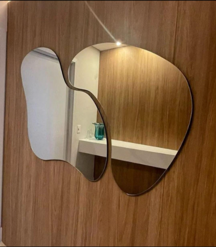 Conjunto de espelhos orgânicos sobre painel amadeirado
