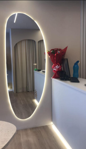 Espelho vertical orgânico com luz indireta