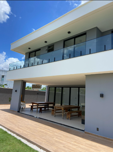 Fachada residencial com vidro e esquadrias