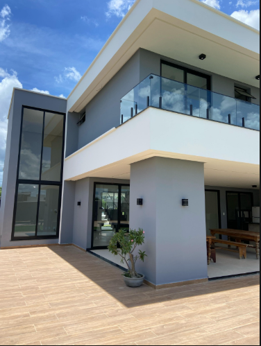 Fachada residencial com esquadrias pretas e guarda-corpo