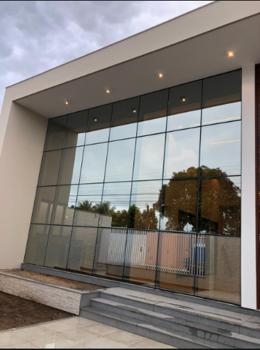 Fachada real com grandes panos de vidro