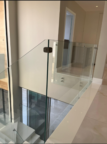 Guarda-corpo interno de vidro transparente