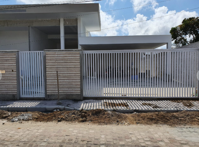 Portão metálico branco de grandes dimensões