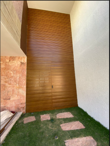 Fachada alta revestida com ripado amadeirado