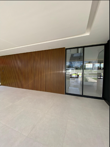 Painel ripado aplicado em ambiente contemporâneo